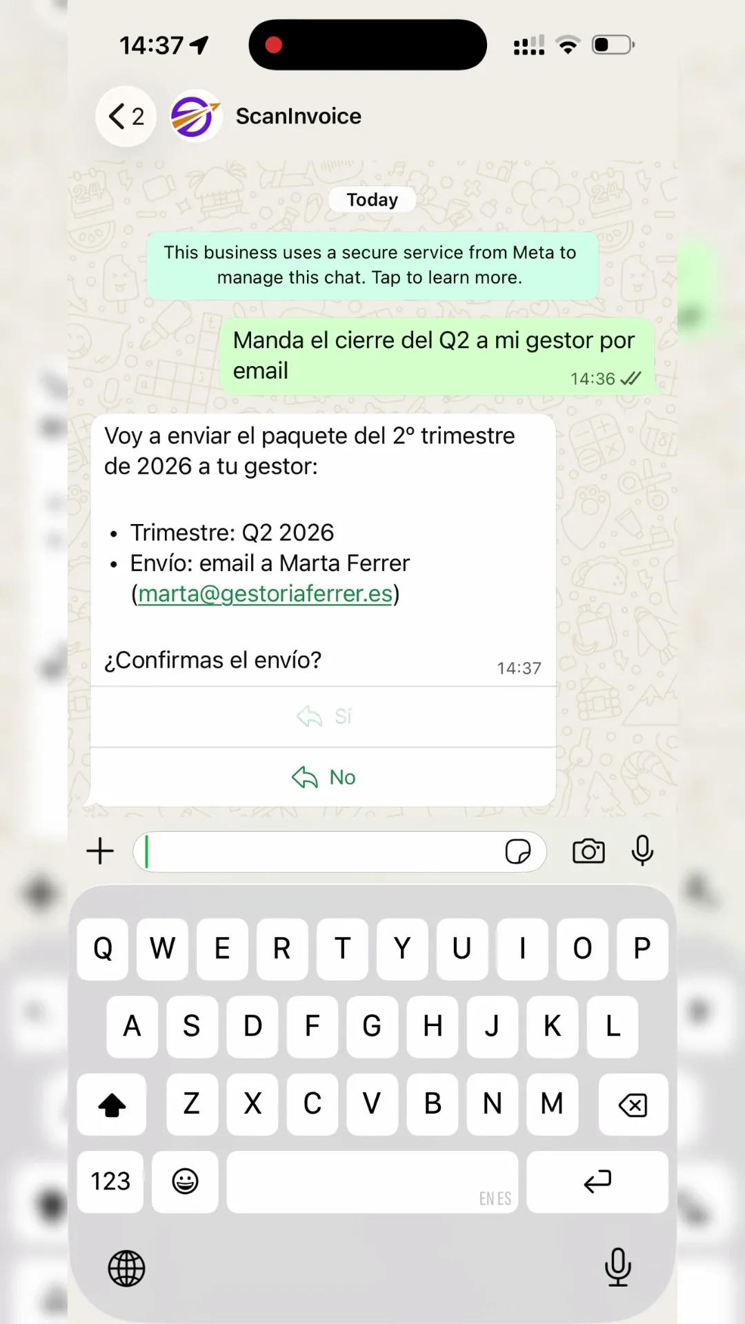 Conversación de WhatsApp: el usuario pide enviar el cierre del segundo trimestre de 2026 a su gestor por email y el asistente solicita confirmación.