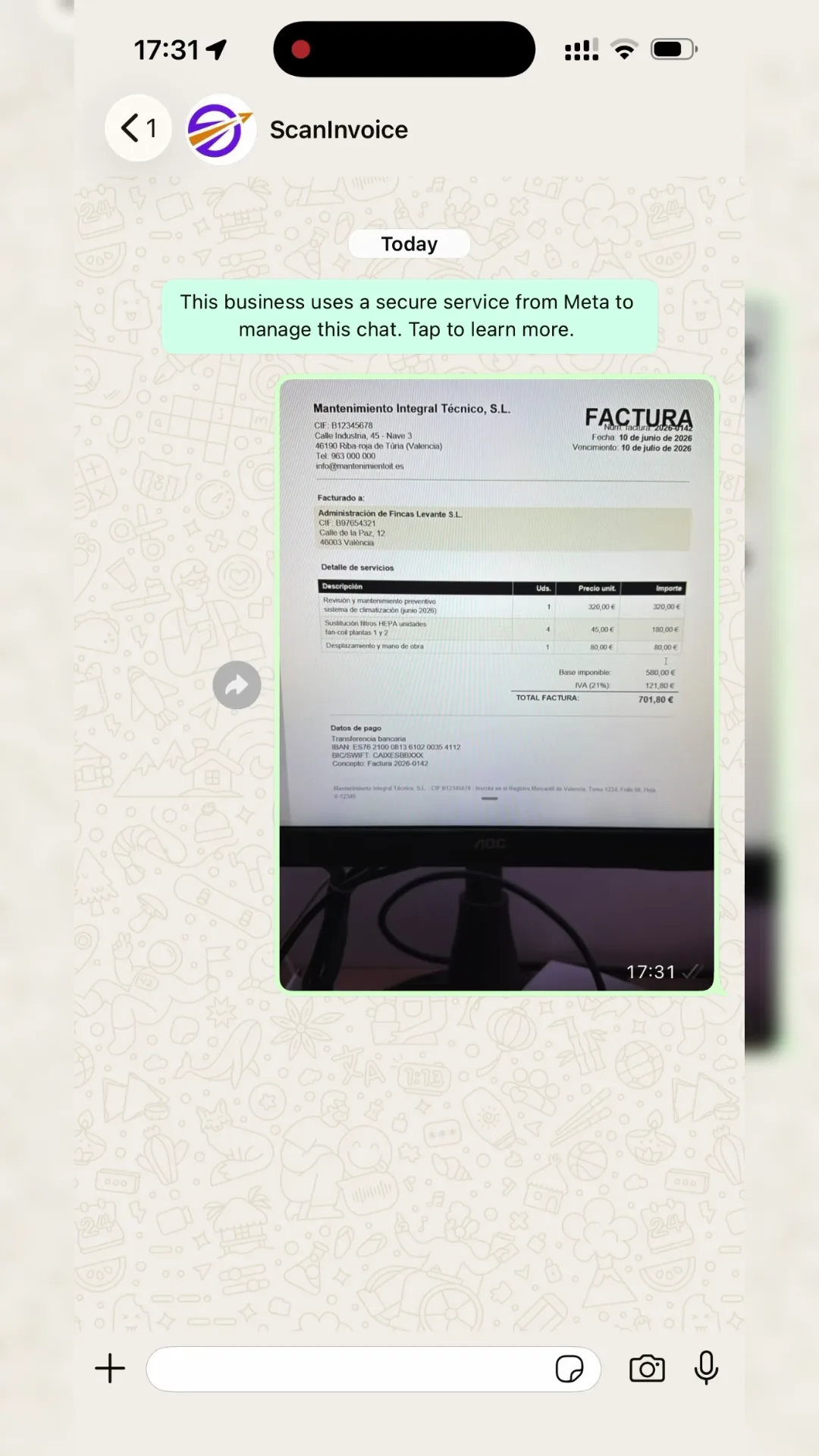 Conversación de WhatsApp: el usuario envía la foto de una factura y el asistente registra el gasto.
